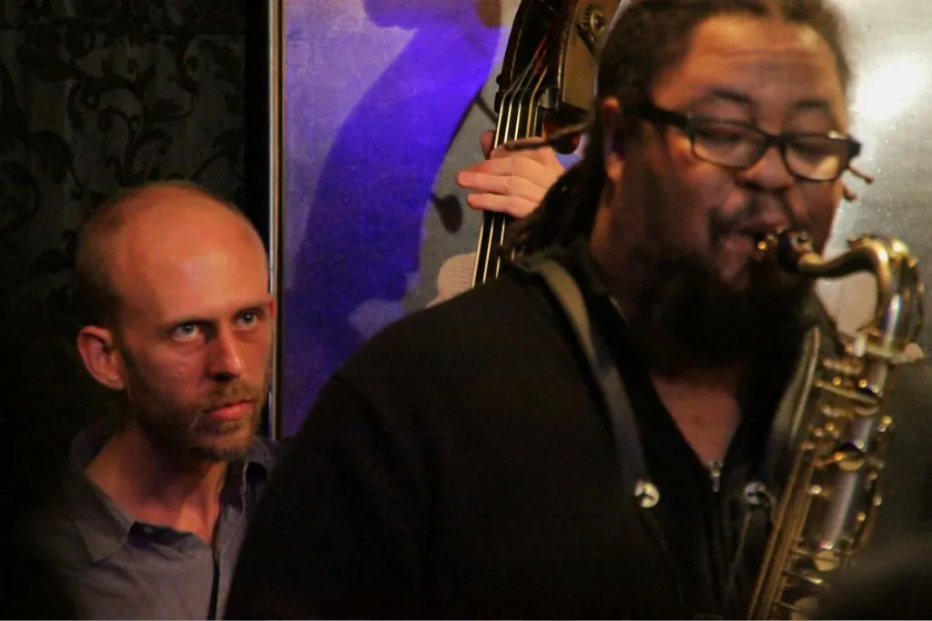 Un negre amb un saxo.